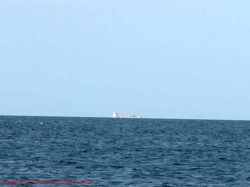 Vaivoda Vlad fotograf in Romania Orizont maritim albastru mare glob cu vapor pe Marea Neagra Eforie Sud 2007