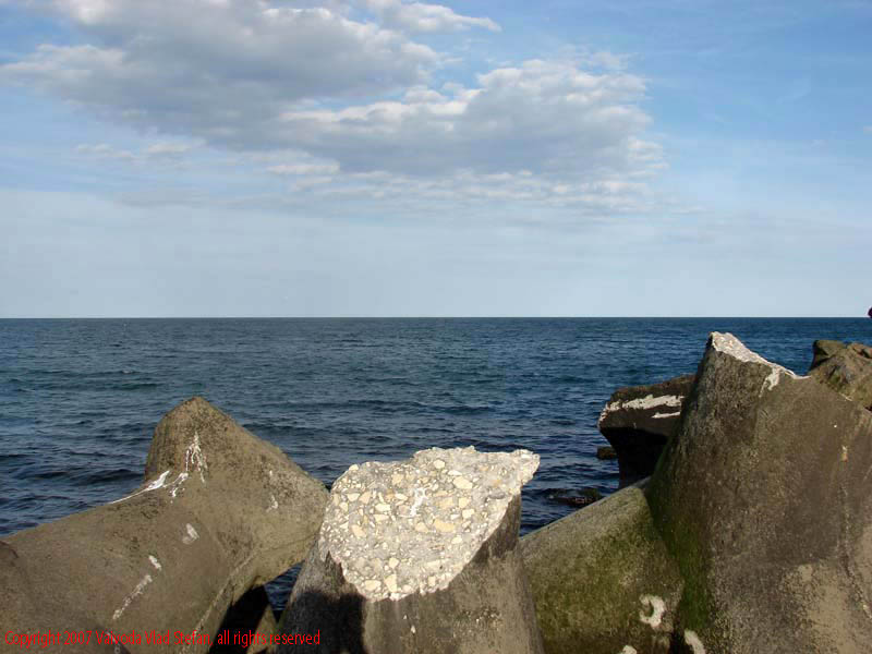 Vaivoda Vlad fotograf in Romania prim plan stabilopozi Marea Neagra Eforie Sud 2007 orizont maritim cer albstru azur nori