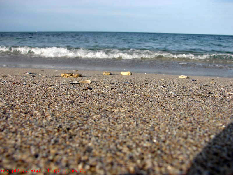 Vaivoda Vlad fotograf in Romania nisip pietricele pietre val valuri orizont marin Plaja Marea Neagra Eforie Sud 2007