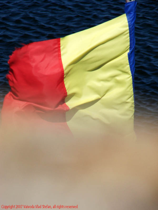 Vaivoda Vlad fotograf in Romania nisip prim plan steag Drapel tricolor catarg la mal Marea Neagra Eforie Sud 2007