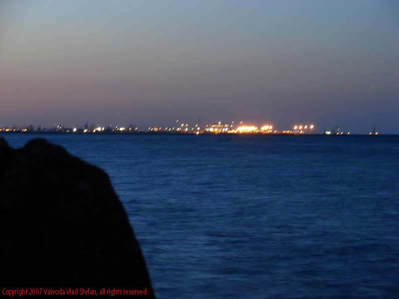 Vaivoda Vlad fotograf in Romania nisip Orizont iluminat seara Marea Neagra Eforie Sud 2007 noapte nocturn lumini oras Constanta