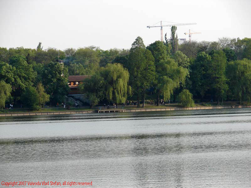 Vaivoda Vlad Stefan - fotograf in Romania panorama din Parcul Herastrau spre Piata Charles de Gaulle 2007 vegetatie verde lac macarale Bucuresti
