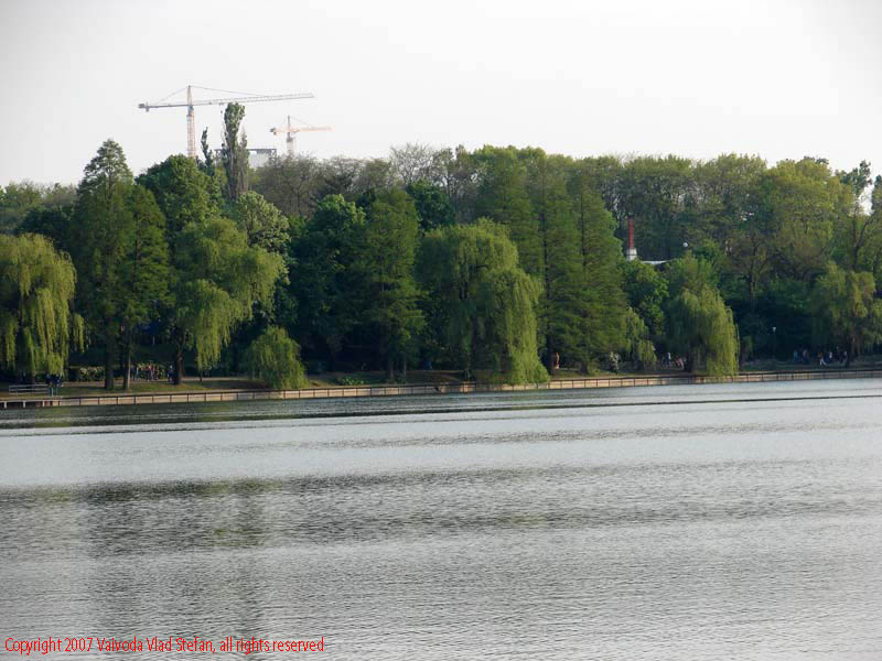 Vaivoda Vlad Stefan - fotograf in Romania panorama din Parcul Herastrau spre Piata Charles de Gaulle 2007 vegetatie verde lac macarale Bucuresti