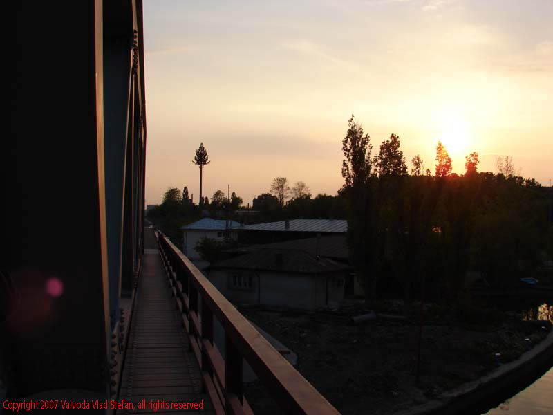 Vaivoda Vlad Stefan - fotograf in Romania contre-jour in asfintit apus de pe Pasaj CFR Pod Baneasa 3 din Parcul Herastrau seara 2007 Bucuresti