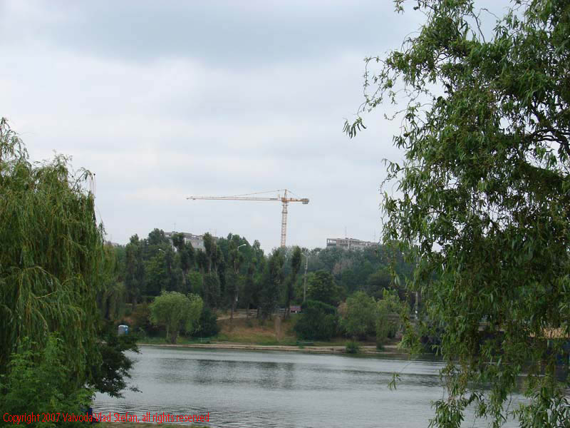 Vaivoda Vlad Stefan - fotograf in Romania panorama copaci lac blocuri macara nori Parcul Alexandru Ioan Cuza fost Titan Bucuresti 2007