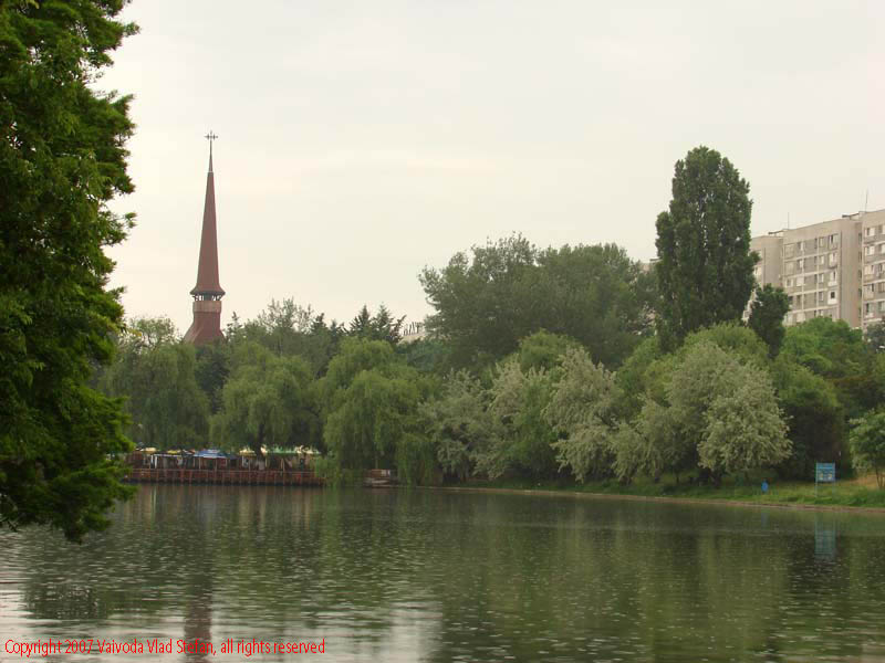 Vaivoda Vlad Stefan - fotograf in Romania panorama copaci lac blocuri Parcul Alexandru Ioan Cuza fost Titan Bucuresti Biserica Pogorarea Sfantului Duh Insula Pensionarilor 2007