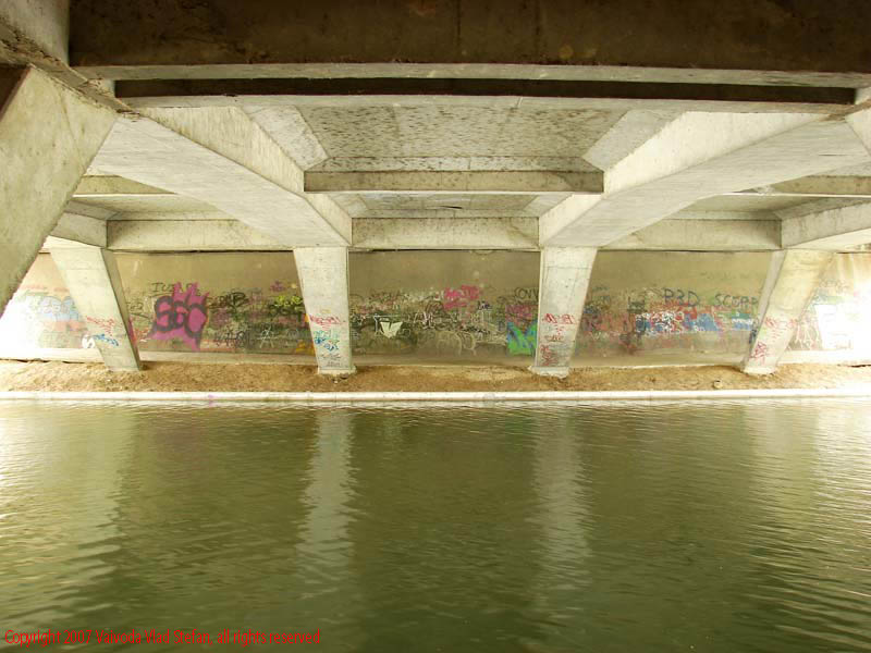 Vaivoda Vlad Stefan - fotograf in Romania sub pod strada Liviu Rebreanu pilon grafitti lac apa Parcul Alexandru Ioan Cuza fost Titan Bucuresti 2007