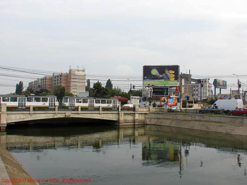 Vaivoda Vlad Stefan fotograf in Romania campus Regie Dambovita fabrica Spicul pod Splaiul Independentei Soseaua Orhideelor Bucuresti 2007 trafic auto masini reflexii camine studenti panorama