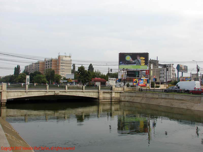 Vaivoda Vlad Stefan fotograf in Romania campus Regie Dambovita fabrica Spicul pod Splaiul Independentei Soseaua Orhideelor Bucuresti 2007 trafic auto masini reflexii camine studenti panorama