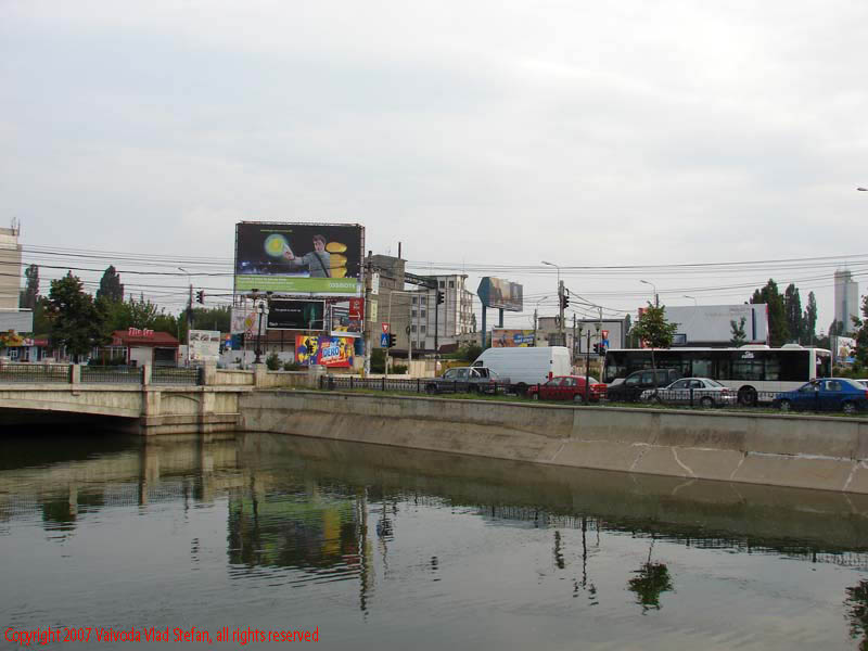 Vaivoda Vlad Stefan fotograf in Romania campus Regie Dambovita fabrica Spicul pod Splaiul Independentei Soseaua Orhideelor Bucuresti 2007 trafic auto masini reflexii camine studenti panorama RATB