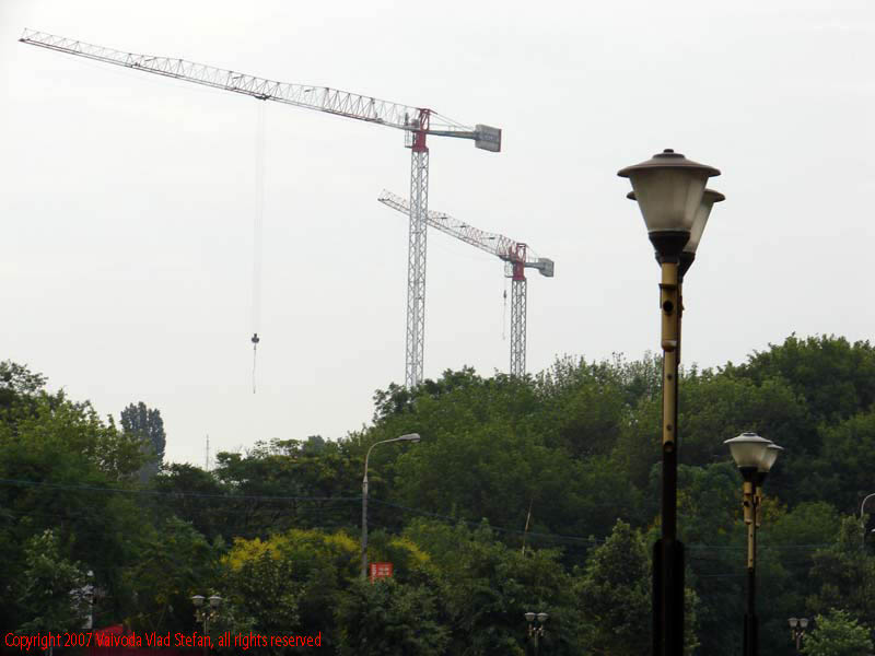 Vaivoda Vlad Stefan fotograf in Romania copaci verde macara macarale iluminat stradal primavara Splaiul Independentei Soseaua Orhideelor Bucuresti 2007