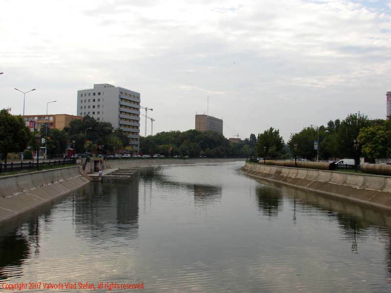 Vaivoda Vlad Stefan fotograf in Romania Bucuresti Dambovita Grozavesti Regie Splaiul Independentei 2007 reflexii nori cladiri