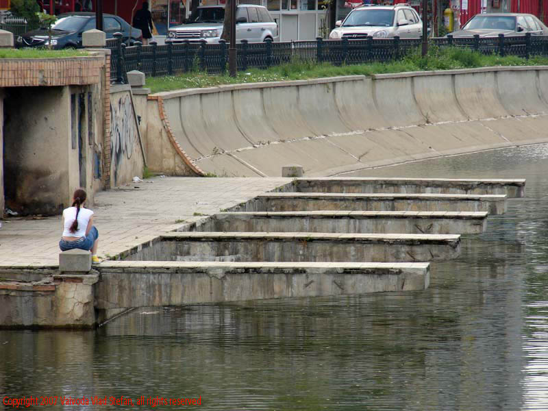 Vaivoda Vlad Stefan fotograf in Romania debarcader Dambovita Grozavesti Regie Splaiul Independentei 2007 Bucuresti beton apa rau student