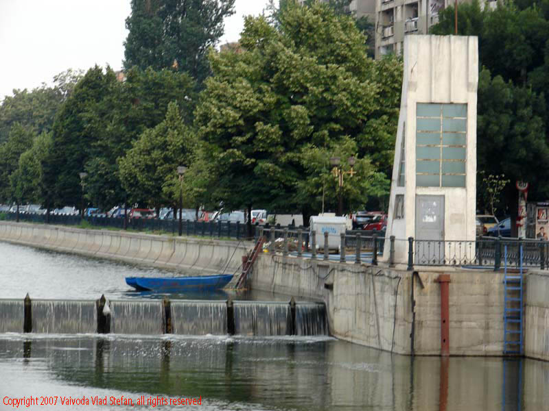 Vaivoda Vlad Stefan fotograf in Romania rau apa macara stavilar Dambovita Grozavesti Regie Splaiul Independentei 2007 campus studentesc