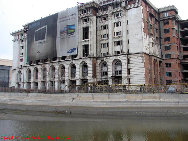 Vaivoda Vlad Stefan fotograf in Romania prim plan Biblioteca Nationala a Romaniai BNR macara prabusita Dambovita secata apa martie Splaiul Unirii 2007 Bucuresti