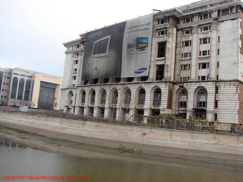 Vaivoda Vlad Stefan fotograf in Romania prim plan Biblioteca Nationala a Romaniai BNR Tribunalul Bucuresti macara prabusita Dambovita secata apa martie Splaiul Unirii 2007