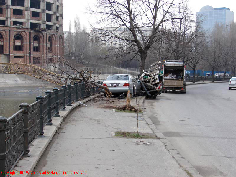 Vaivoda Vlad Stefan fotograf in Romania macara prabusita Dambovita secata apa martie trotuar Splaiul Unirii 2007 accident auto Bucuresti Mercedes Dacia pick up