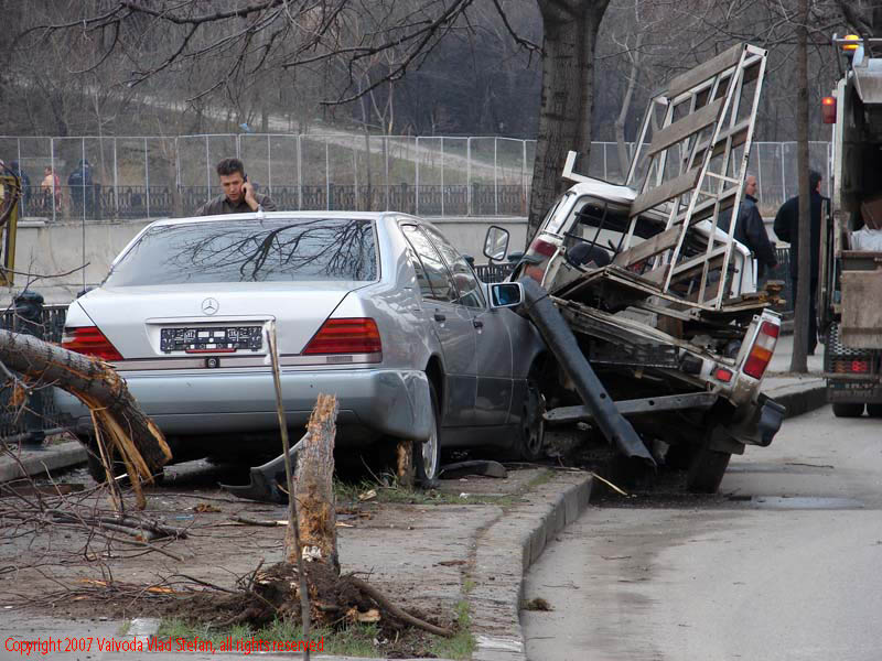 Vaivoda Vlad Stefan fotograf in Romania macara prabusita Dambovita secata apa martie trotuar Splaiul Unirii 2007 accident auto Bucuresti Mercedes Dacia pick up