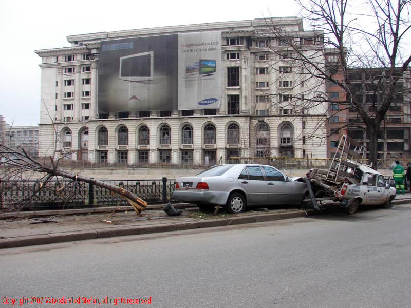 Vaivoda Vlad Stefan fotograf in Romania Biblioteca Nationala a Romaniei macara prabusita martie trotuar Splaiul Unirii 2007 accident auto Bucuresti Mercedes Dacia pick up