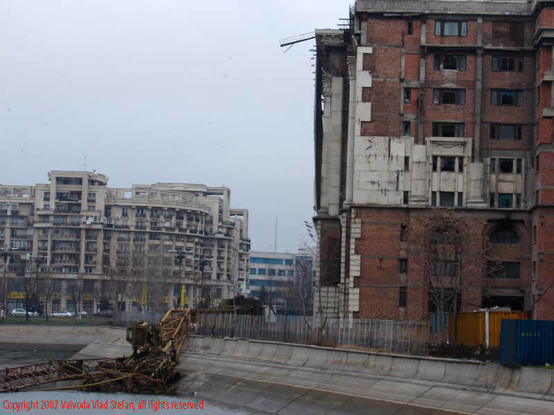 Vaivoda Vlad Stefan fotograf in Romania Biblioteca Nationala a Romaniei macara prabusita Dambovita secata apa martie trotuar schelet metalic Splaiul Unirii 2007
