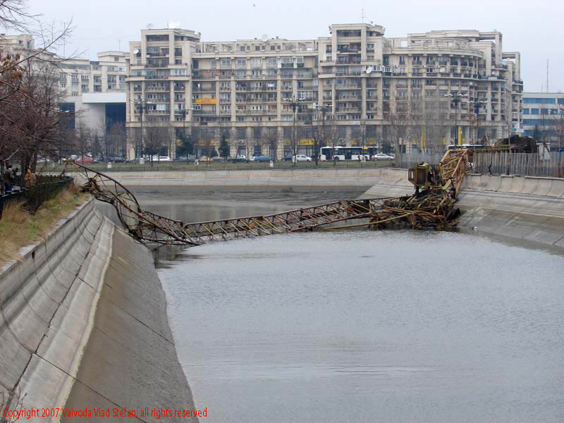 Vaivoda Vlad Stefan fotograf in Romania Dambovita secata macara prabusita schelet metalic Splaiul Unirii 2007 Bucuresti