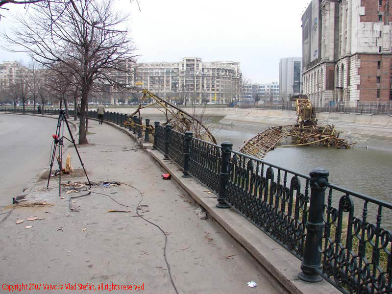Vaivoda Vlad Stefan fotograf in Romania Dambovita secata macara prabusita schelet metalic Splaiul Unirii 2007 Bucuresti
