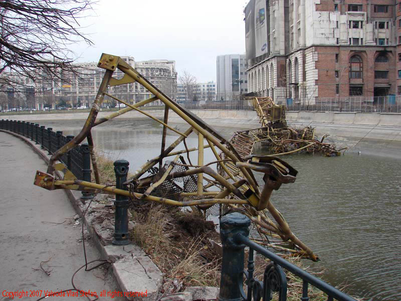 Vaivoda Vlad Stefan fotograf in Romania prim plan macara prabusita schelet metalic Dambovita secata Biblioteca Nationala a Romaniei Splaiul Unirii martie 2007 Bucuresti