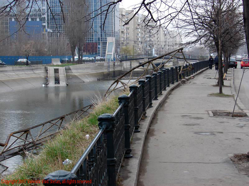 Vaivoda Vlad Stefan fotograf in Romania macara prabusita schelet metalic mal Dambovita secata Splaiul Unirii martie 2007 Bucuresti