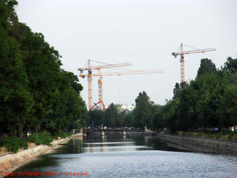 Vaivoda Vlad Stefan fotograf in Romania pod Dambovita Timpuri Noi Asmita Gardens macara santier Splaiul Unirii mai 2007 Bucuresti