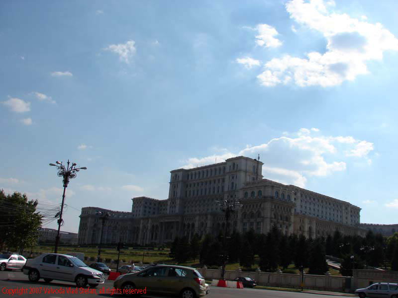 Vaivoda Vlad fotograf in Romania exterior nori cer albastru trafic auto Palatul Parlamentului Casa Poporului Piata Constitutiei 2007