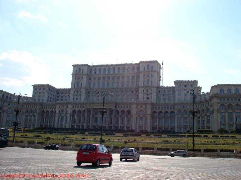 Vaivoda Vlad fotograf in Romania exterior nori cer albastru Palatul Parlamentului Casa Poporului parcare Piata Constitutiei 2007 Bucuresti