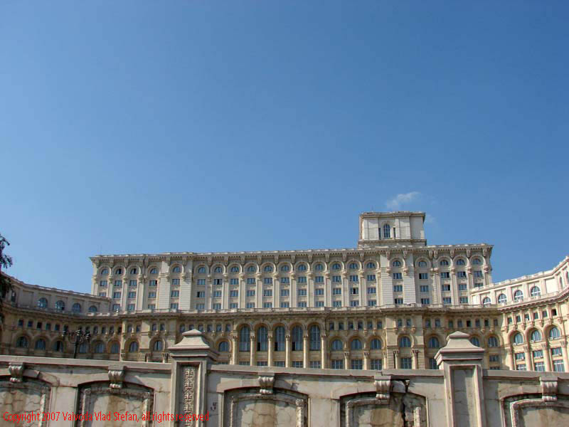 Vaivoda Vlad fotograf in Romania exterior Palatul Parlamentului Casa Poporului Piata Constitutiei gard parte superioara cladire 2007 Bucuresti