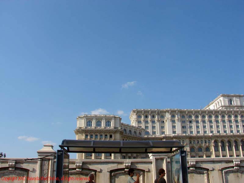 Vaivoda Vlad Stefan fotograf in Romania exterior Palatul Parlamentului Casa Poporului Piata Constitutiei gard parte superioara cladire 2007 Bucuresti