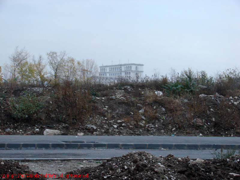 Vaivoda Vlad Stefan fotograf in Romania perspectiva de pe Bulevardul Tudor Vladimirescu spre Palatul Parlamentului Casa Poporului 2007 Bucuresti teren viran