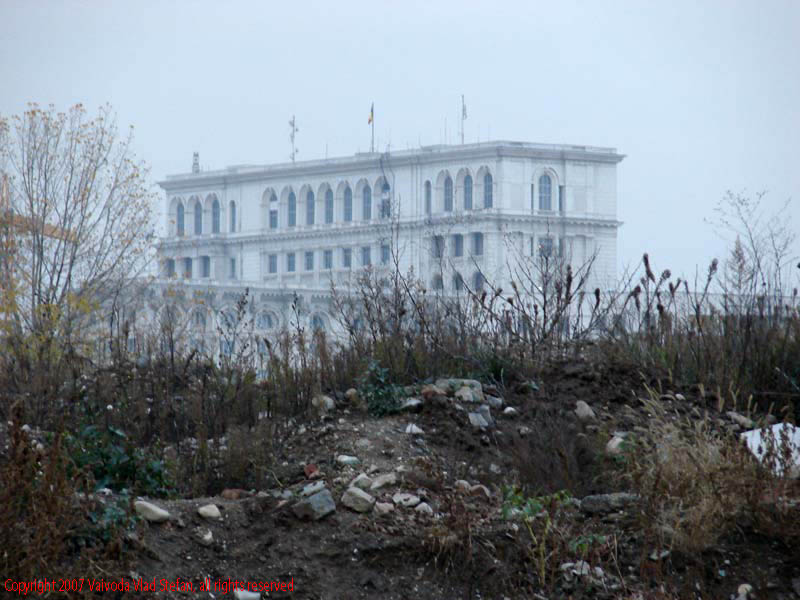 Vaivoda Vlad Stefan fotograf in Romania perspectiva de pe Bulevardul Tudor Vladimirescu spre Palatul Parlamentului Casa Poporului 2007 Bucuresti teren viran