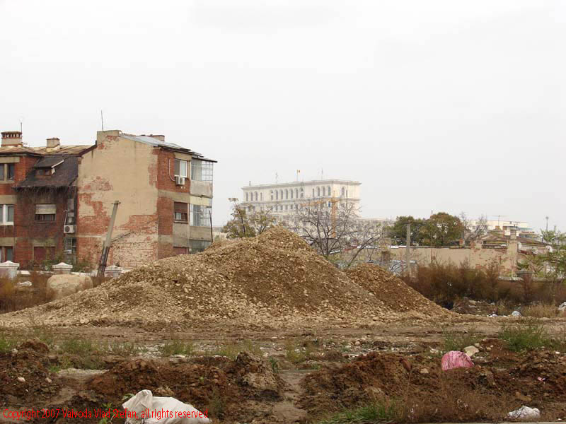 Vaivoda Vlad Stefan fotograf in Romania perspectiva de pe Bulevardul Tudor Vladimirescu spre Palatul Parlamentului Casa Poporului Academia Romana 2007 Bucuresti teren viran