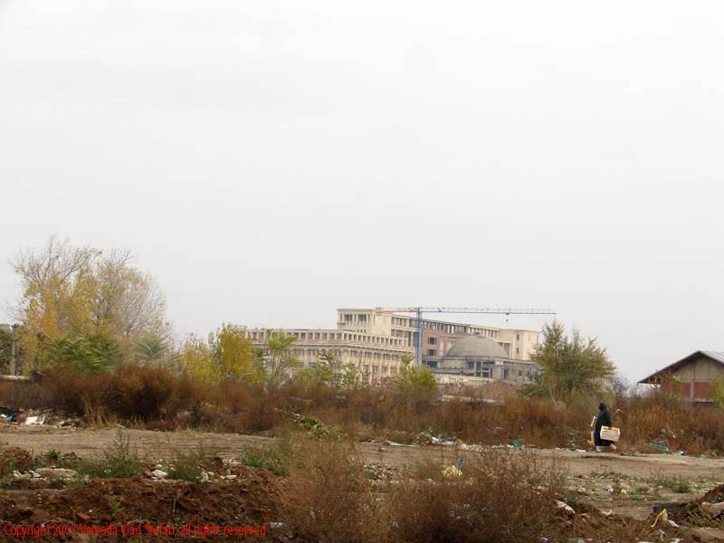 Vaivoda Vlad Stefan fotograf in Romania perspectiva de pe Bulevardul Tudor Vladimirescu spre Palatul Parlamentului Casa Poporului 2007 Bucuresti teren viran case