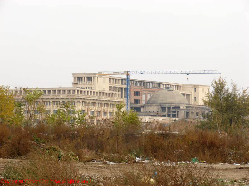 Vaivoda Vlad Stefan fotograf in Romania perspectiva de pe Bulevardul Tudor Vladimirescu spre Palatul Parlamentului Casa Poporului Academia Romana 2007 Bucuresti teren viran