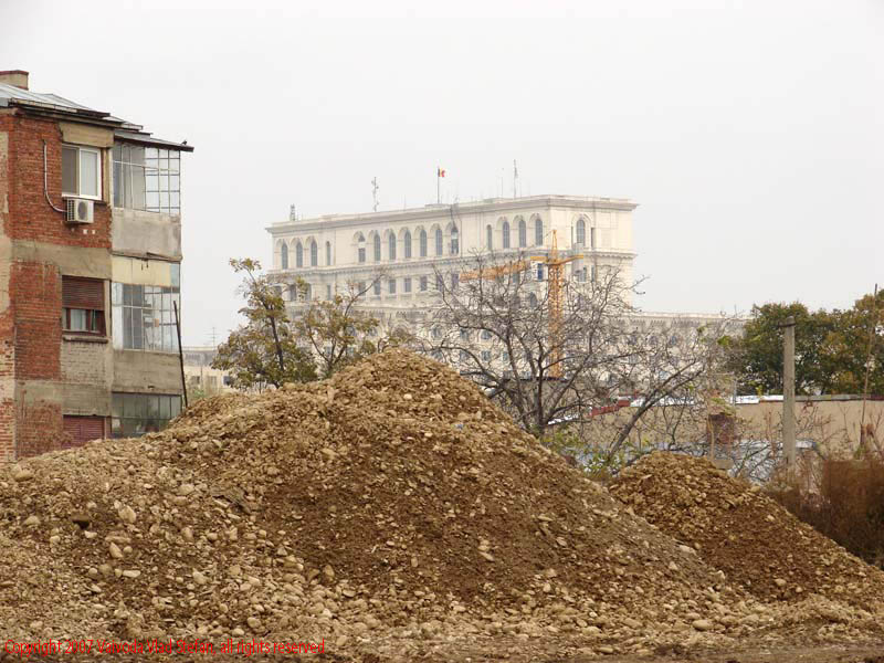 Vaivoda Vlad Stefan fotograf in Romania perspectiva de pe Bulevardul Tudor Vladimirescu spre Palatul Parlamentului Casa Poporului Academia Romana 2007 Bucuresti gramezi moloz casa