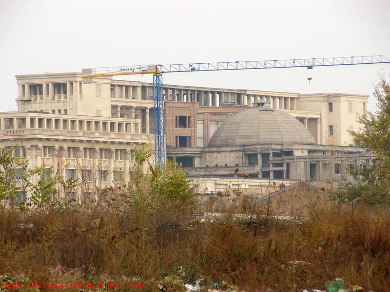 Vaivoda Vlad Stefan fotograf in Romania perspectiva de pe Bulevardul Tudor Vladimirescu spre Palatul Parlamentului Casa Poporului Academia Romana 2007 Bucuresti boscheti macara constructie nefinalizata