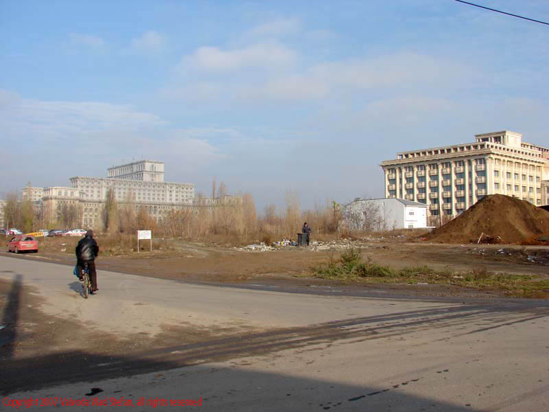 Vaivoda Vlad Stefan fotograf in Romania perspectiva fotografie pe strada Sabinelor Palatul Parlamentului Casa Poporului moloz biciclist Bucuresti 2007