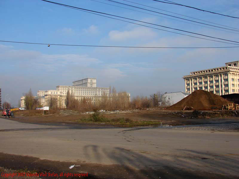 Vaivoda Vlad Stefan fotograf in Romania perspectiva fotografie pe strada Sabinelor Palatul Parlamentului Casa Poporului moloz cabluri fire curent cer albastru Bucuresti 2007