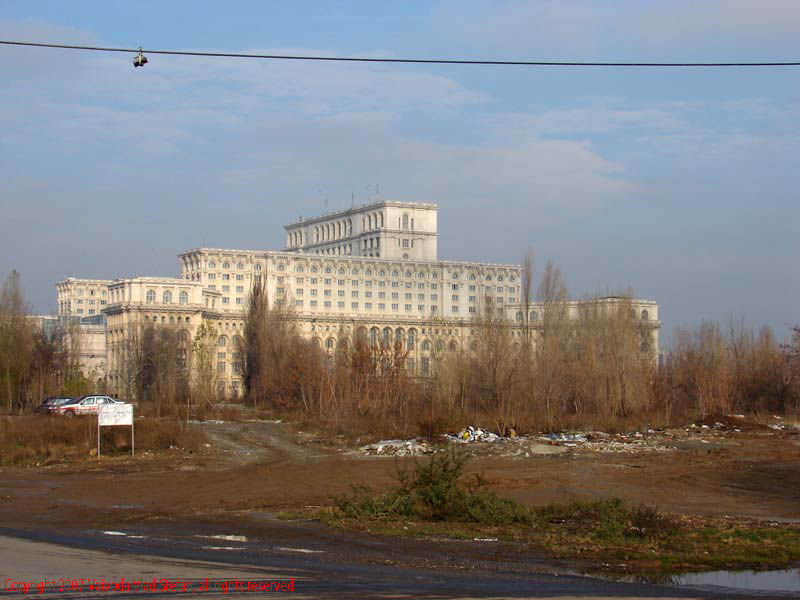 Vaivoda Vlad Stefan fotograf in Romania perspectiva fotografie pe strada Sabinelor Palatul Parlamentului Casa Poporului balarii cer albastru panorama Bucuresti 2007