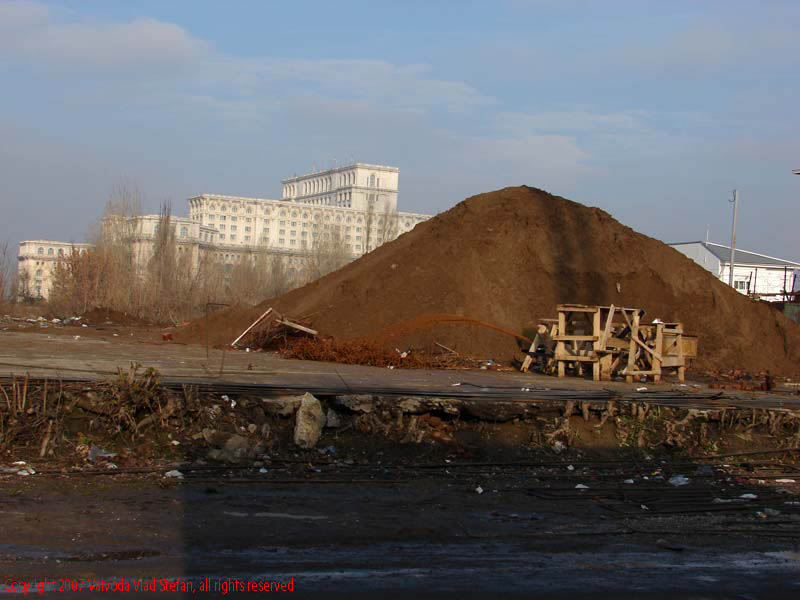 Vaivoda Vlad Stefan fotograf in Romania perspectiva fotografie pe strada Sabinelor Palatul Parlamentului Casa Poporului gramada moloz Bucuresti 2007