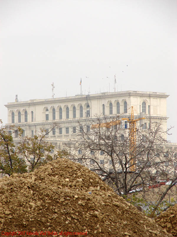 Vaivoda Vlad Stefan fotograf in Romania perspectiva fotografie pe Bulevardul Tudor Vladimirescu Palatul Parlamentului Casa Poporului moloz macara Bucuresti 2007