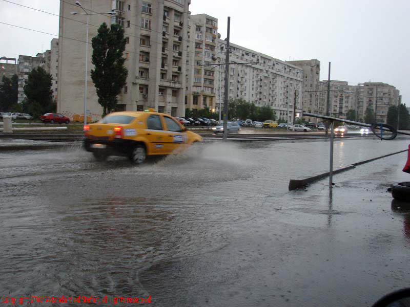 Vaivoda Vlad fotograf in Romania Bulevardul Octavian Goga spre Pasajul Marasesti ploaie Bucuresti 2007 taxi balta Dacia Logan blocuri