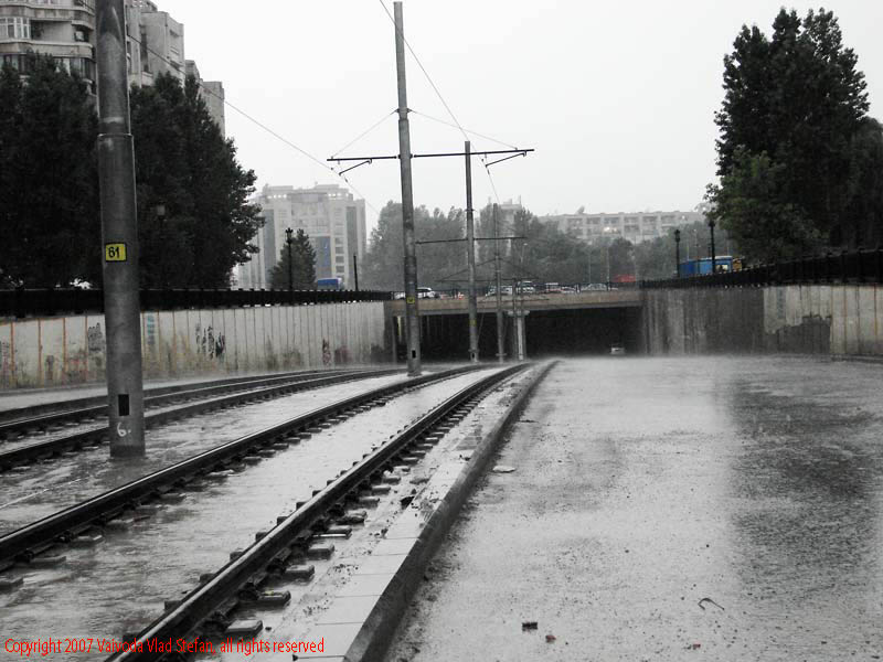 Vaivoda Vlad fotograf in Romania intrare pasaj Bulevardul Octavian Goga Marasesti ploaie constructii renovare sine tramvai Bucuresti 2007