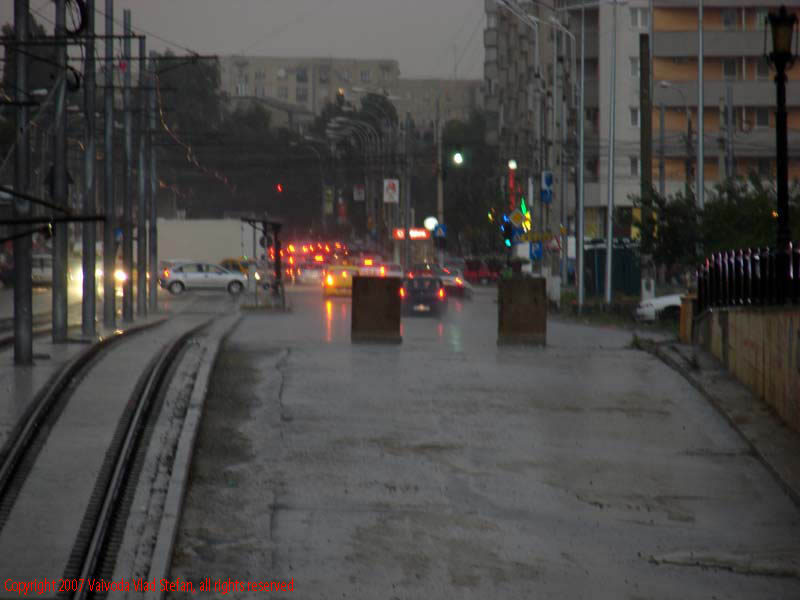 Vaivoda Vlad fotograf in Romania deasupra Pasajul Marasesti Bulevardul Octavian Goga  ploaie sine tramvai trafic auto Bucuresti 2007