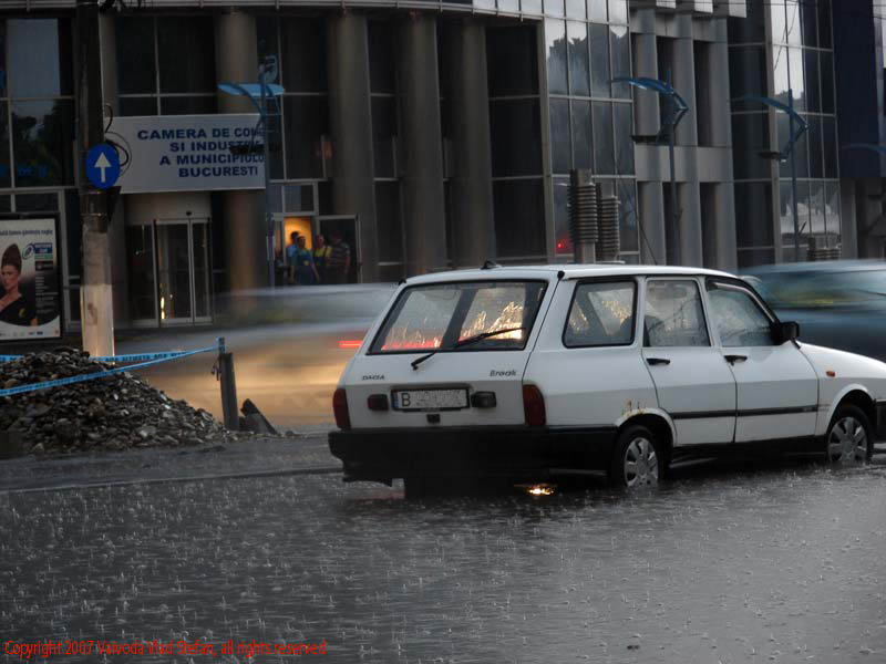 Vaivoda Vlad fotograf in Romania parcare Pasajul Marasesti Camera de Comert si Industrie Bucuresti ploaie balta Dacia 2007