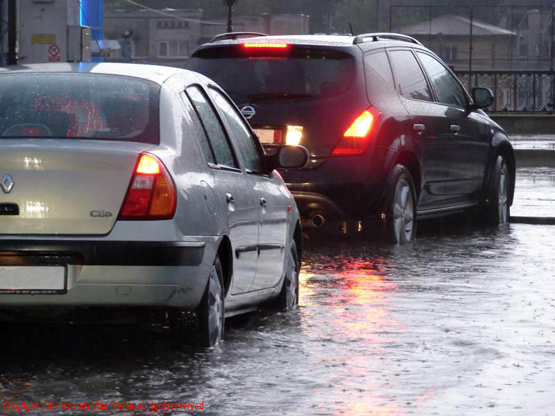 Vaivoda Vlad fotograf in Romania parcare Pasajul Marasesti Camera de Comert si Industrie Bucuresti ploaie balta Nissan SUV Reanult clio 2007